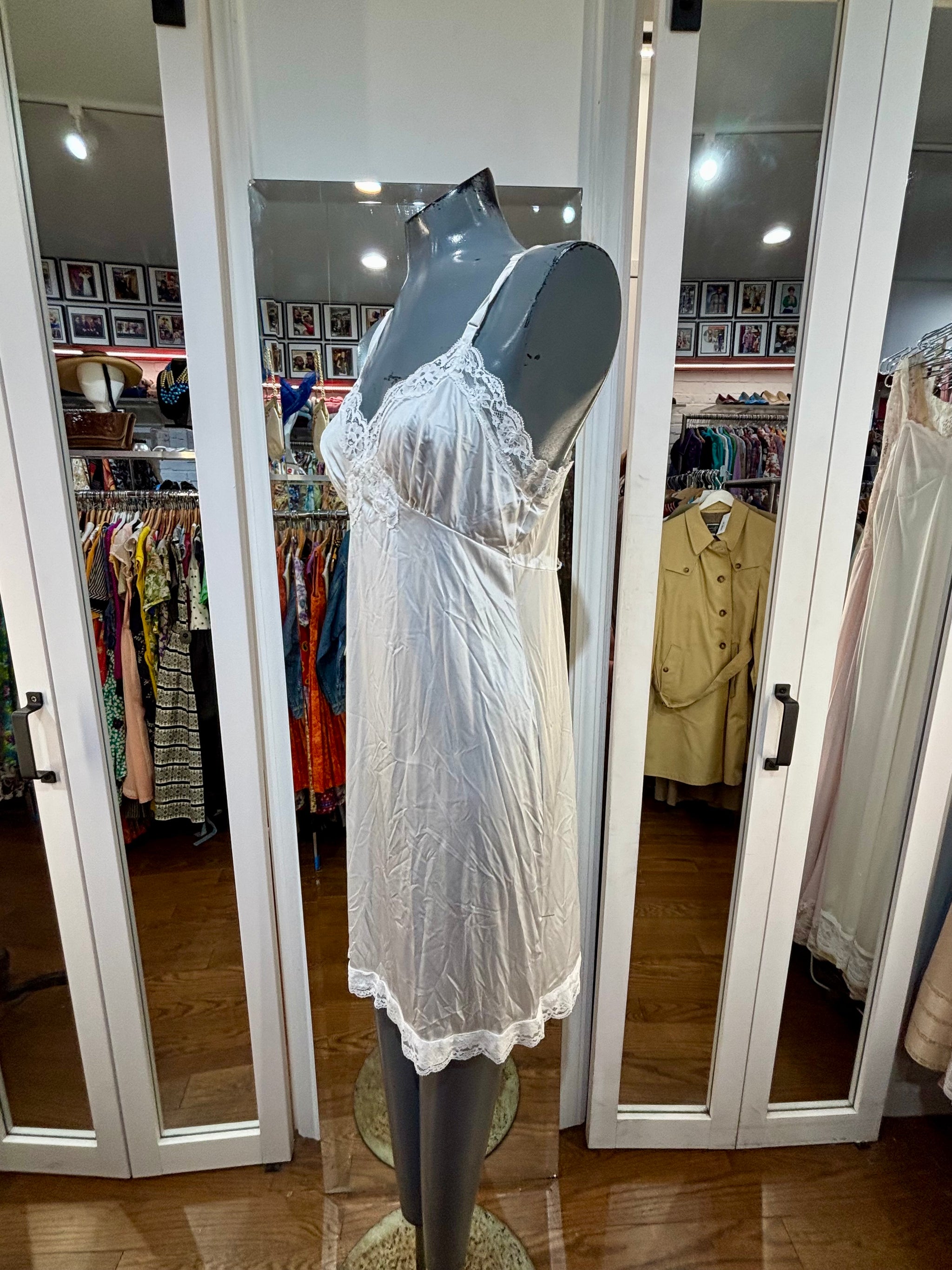 60's White Slip Dress With Flower Upper Lace And Trim By Vassarette Hamlets Vintage 60's White Slip Dress With Flower Upper Lace And Trim By Vassarette Hamlets Vintage
