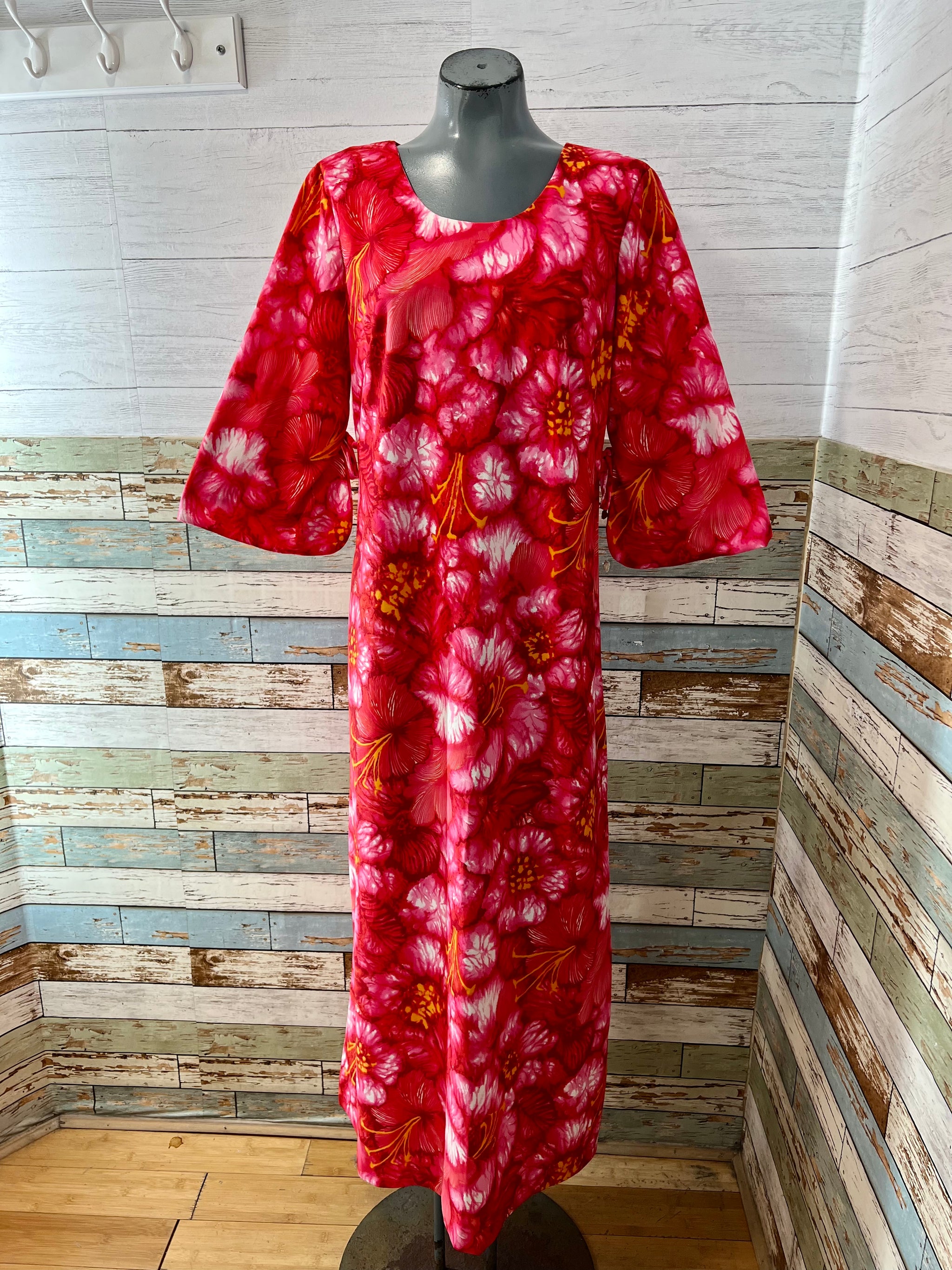 70's Pink & Orange 3/4 Length Sleeve Maxi Hawaiian Dress By Pacific Is Hamlets Vintage 70's Pink & Orange 3/4 Length Sleeve Maxi Hawaiian Dress By Pacific Is Hamlets Vintage