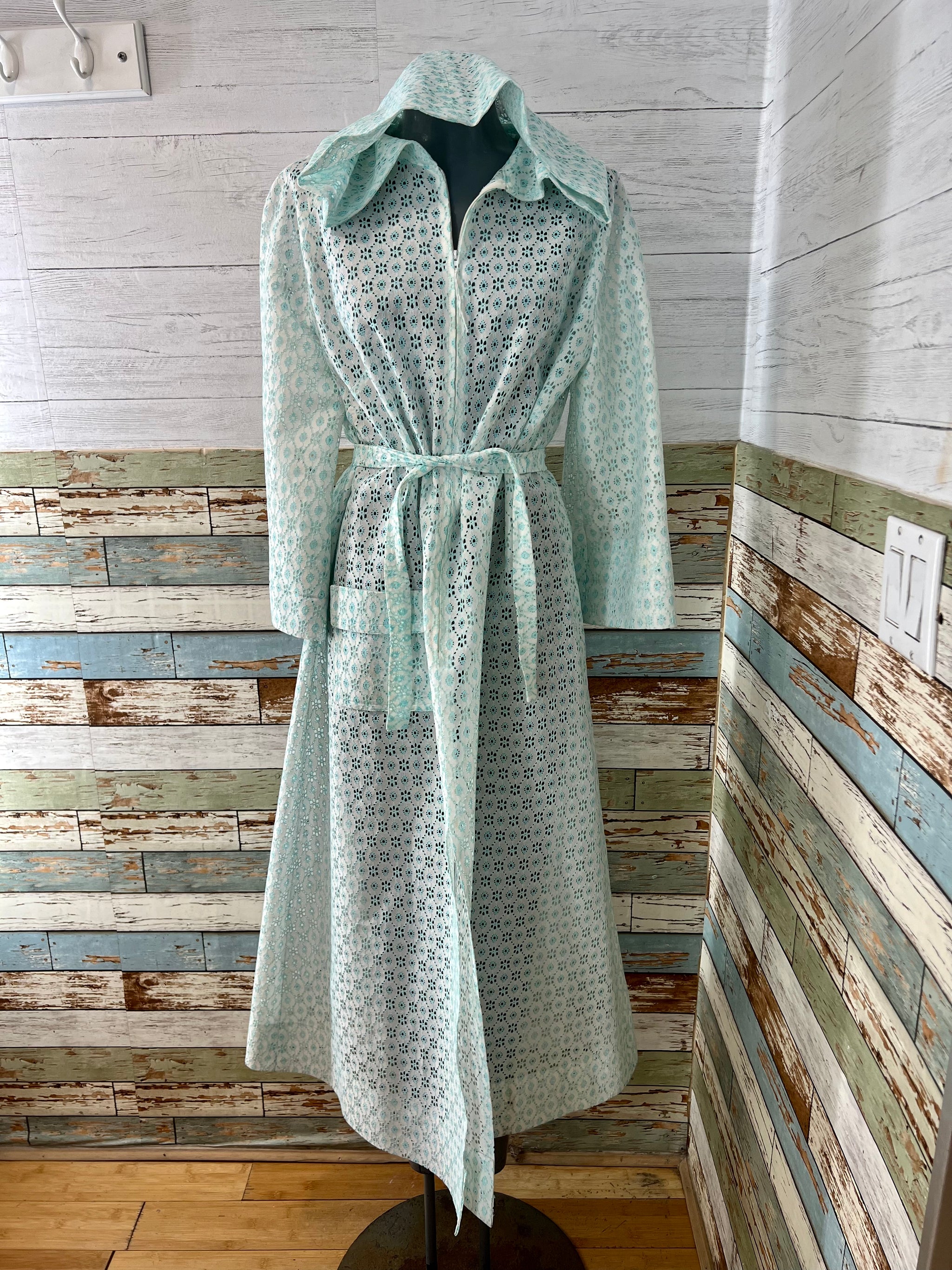 70’s Off White And Blue Lace Zip Front Duster