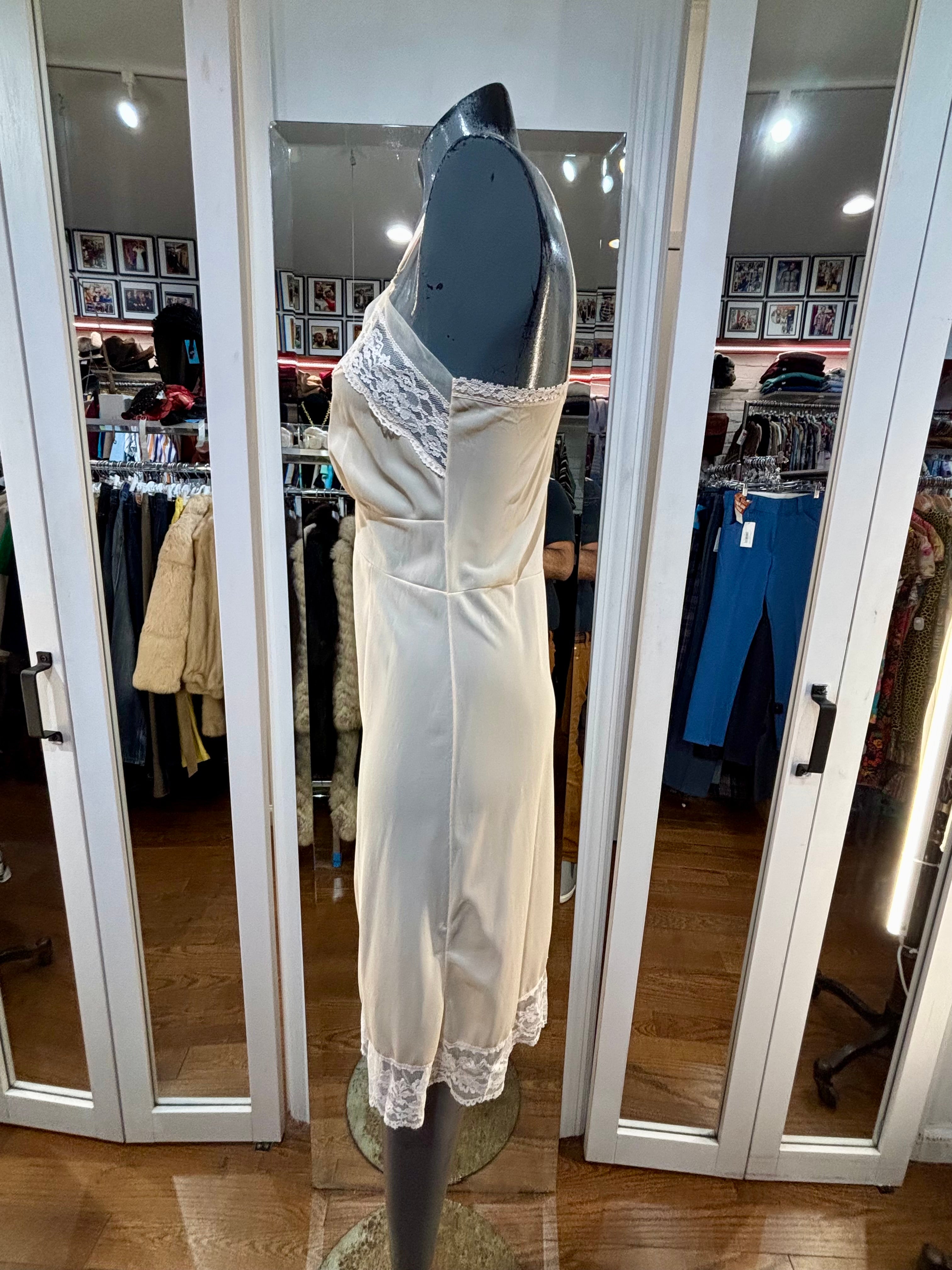 60's White Slip Dress Featuring White Flower Lace By Vanity Fair – Hamlets  Vintage