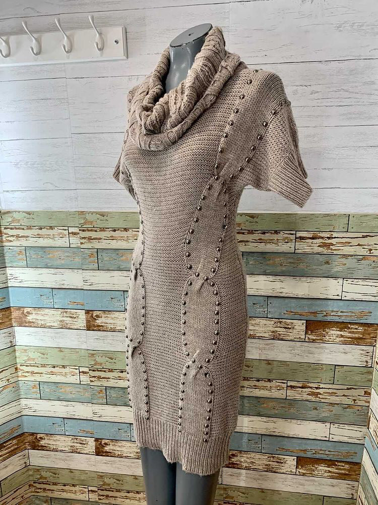 00s Short Sleeve Knit Dress & Studs  By Milano - Hamlets Vintage